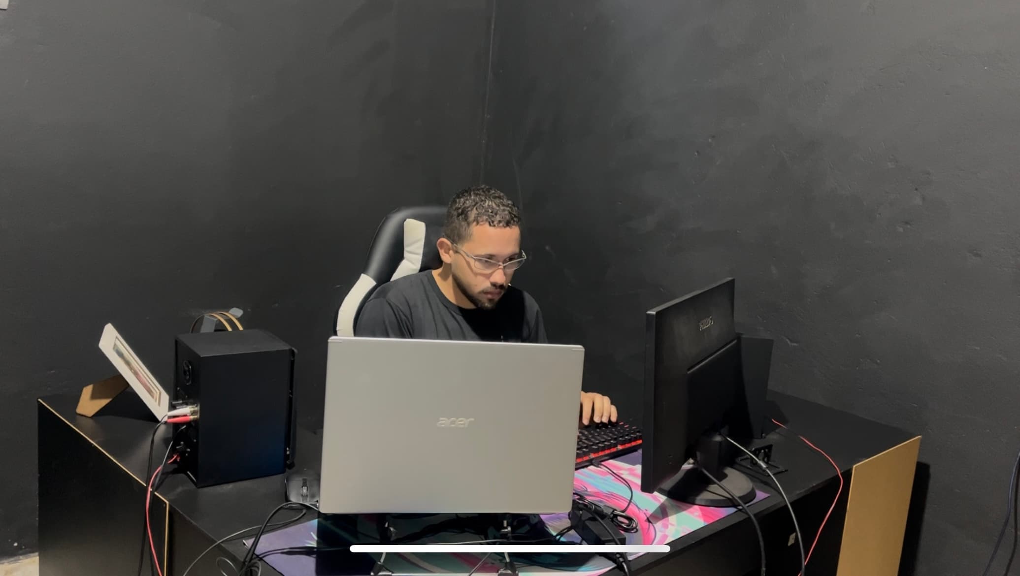 Daniel Oliveira desenvolvendo em frente ao computador